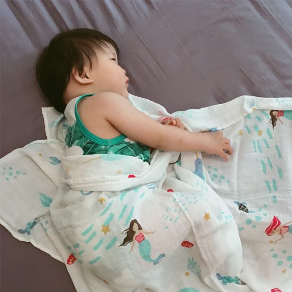 Baby holding a blanket towel double-layer yarn bamboo newborn baby towel - Image 10